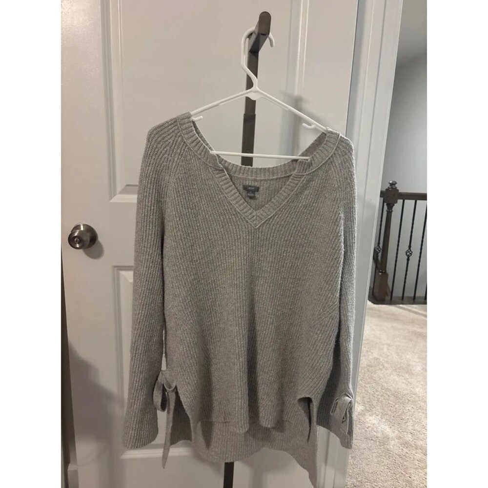 Aerie- v-neck gray sweater with tied bows, women's size small clothing